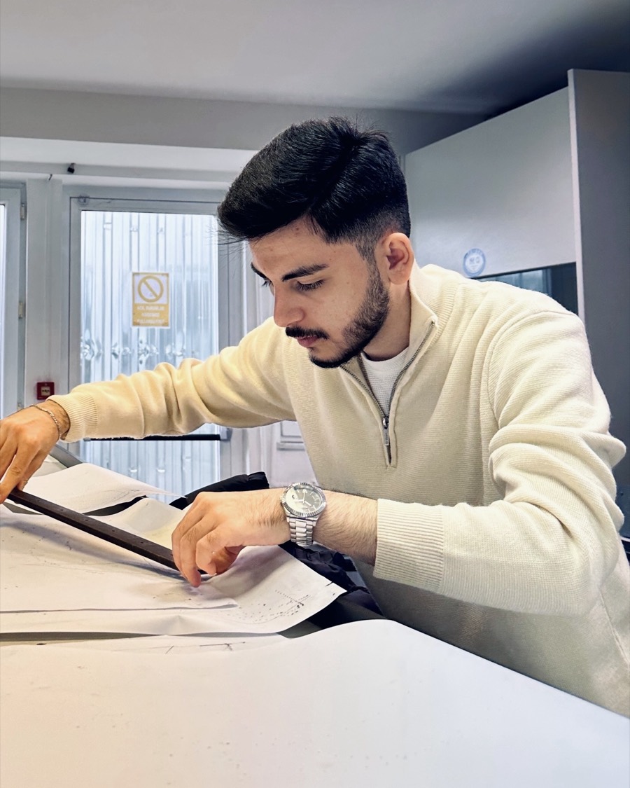 Mustafa Eren çalışma masasında